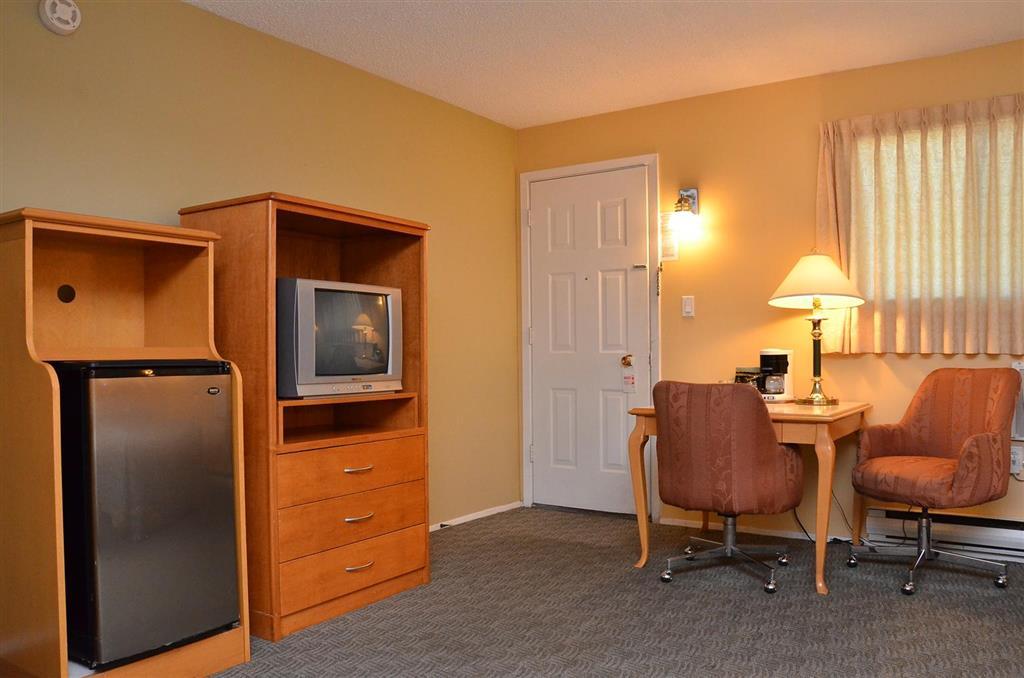 Canadas Best Value Inn Kelowna Room photo