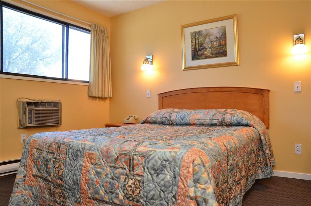 Canadas Best Value Inn Kelowna Room photo