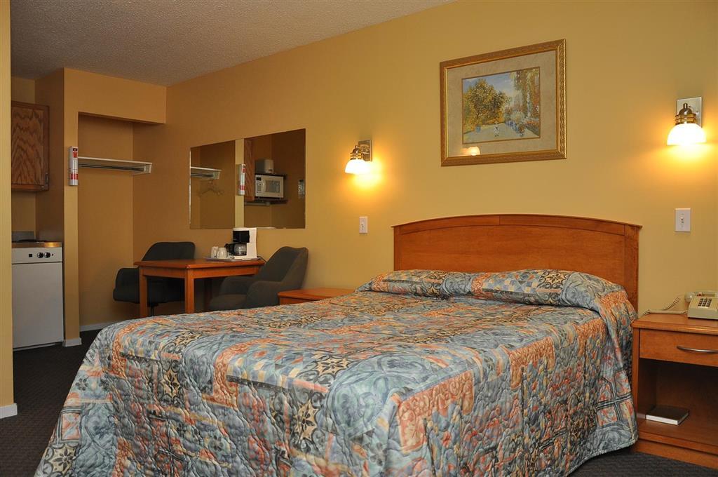 Canadas Best Value Inn Kelowna Room photo