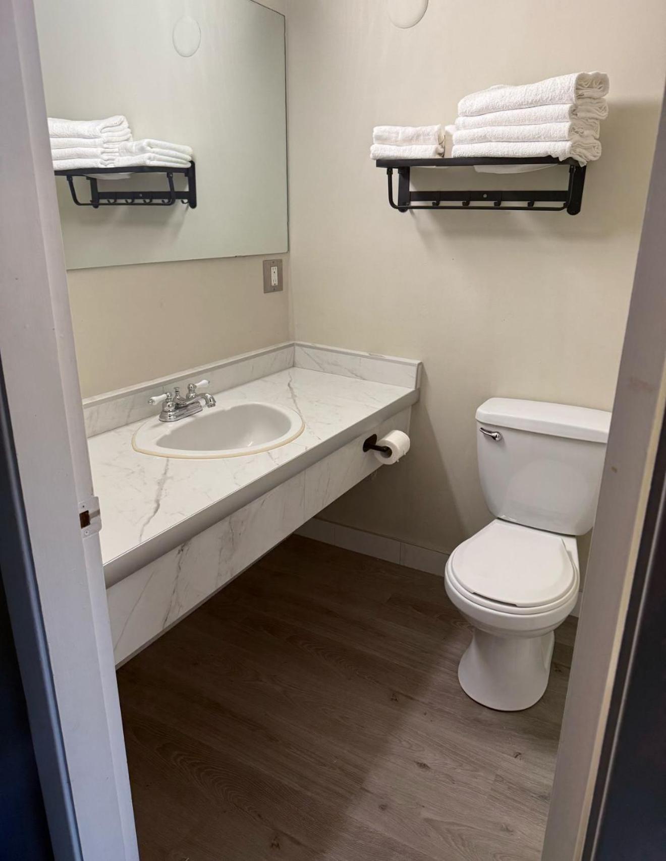 Canadas Best Value Inn Kelowna Exterior photo