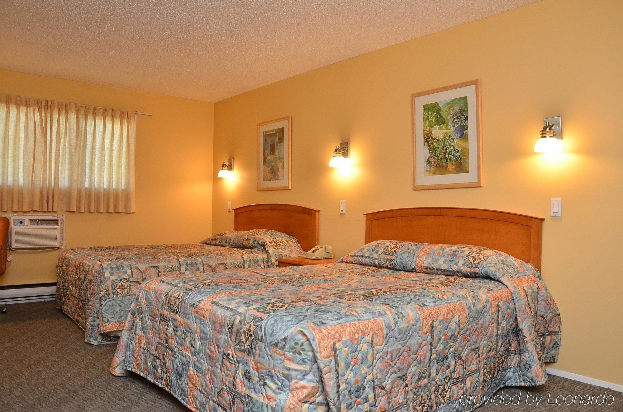 Canadas Best Value Inn Kelowna Room photo