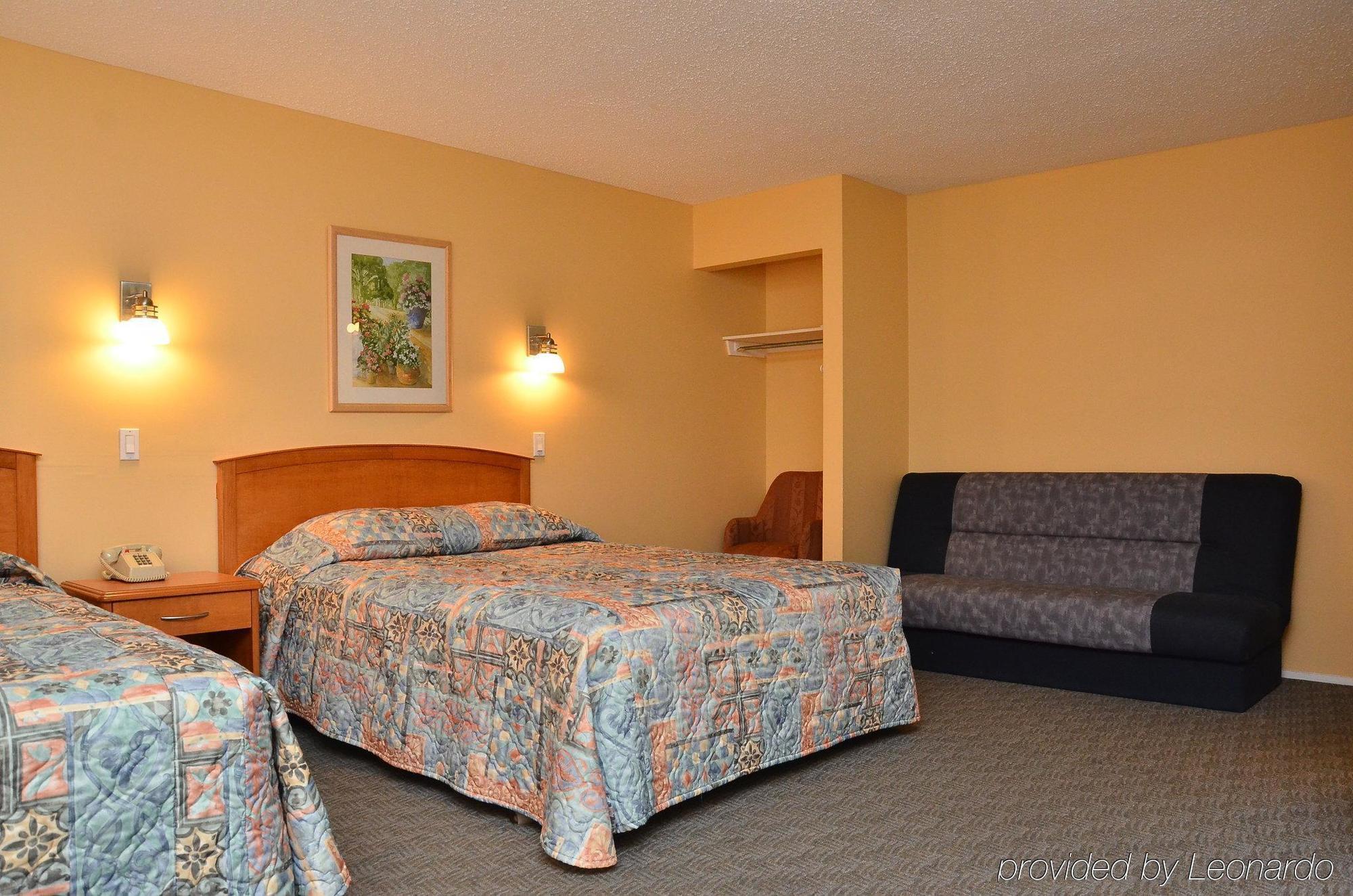 Canadas Best Value Inn Kelowna Room photo