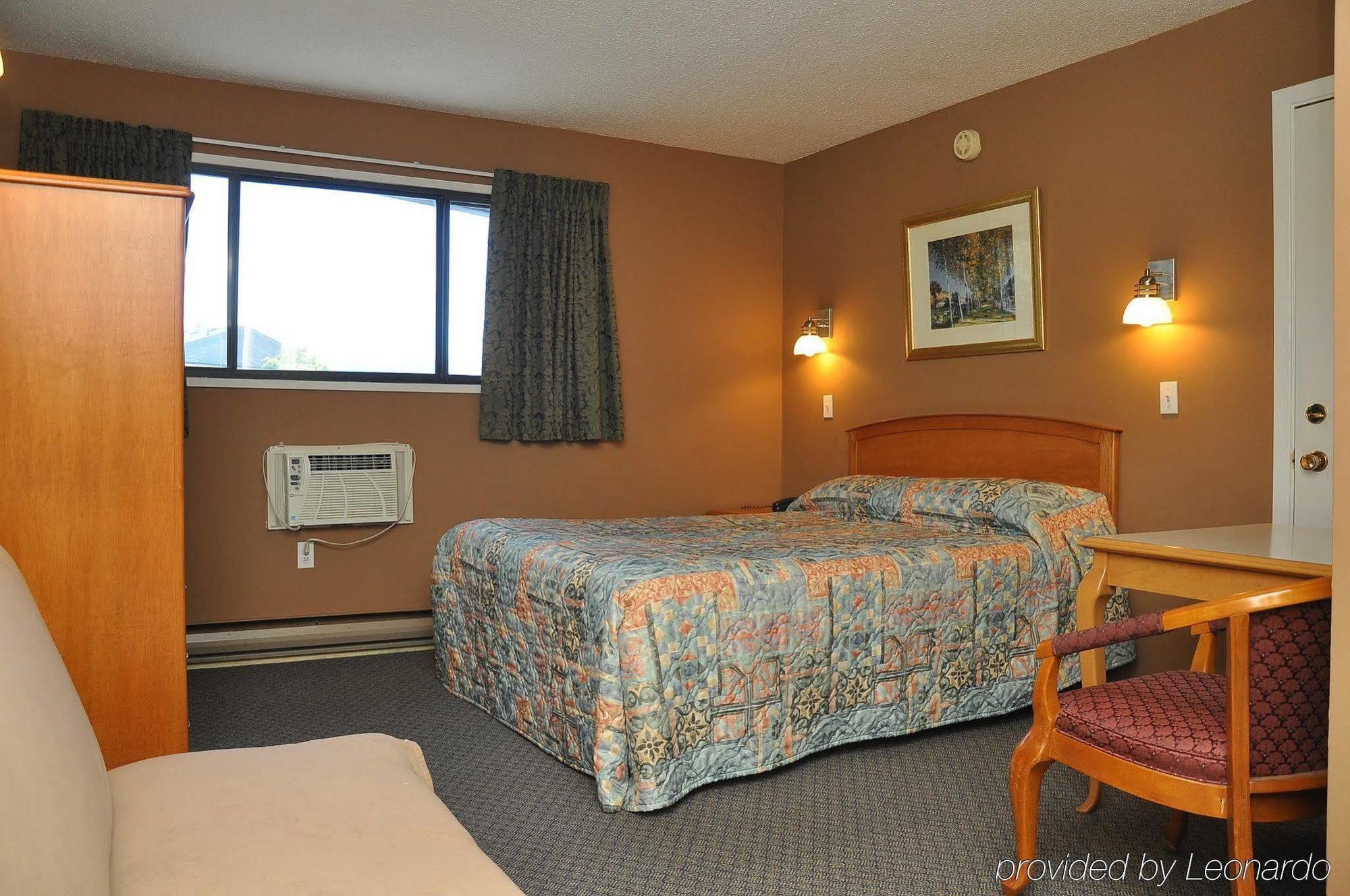 Canadas Best Value Inn Kelowna Room photo