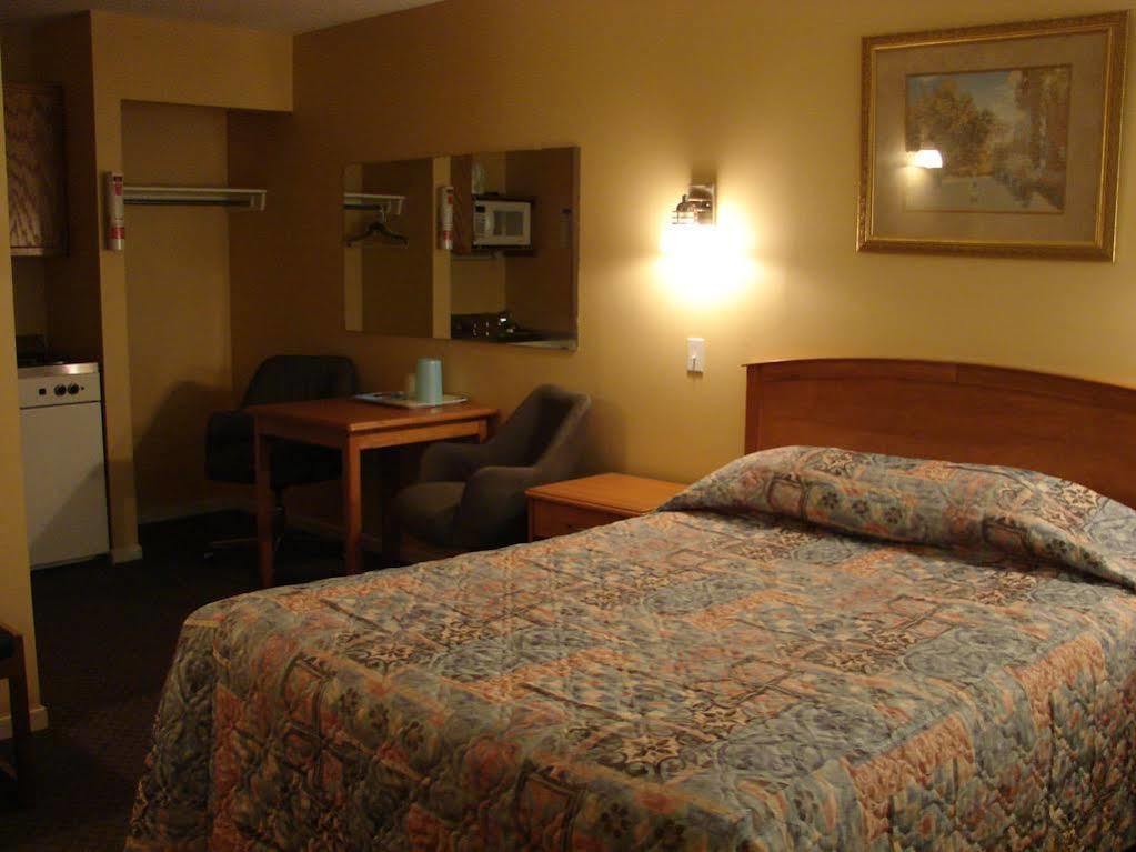Canadas Best Value Inn Kelowna Exterior photo