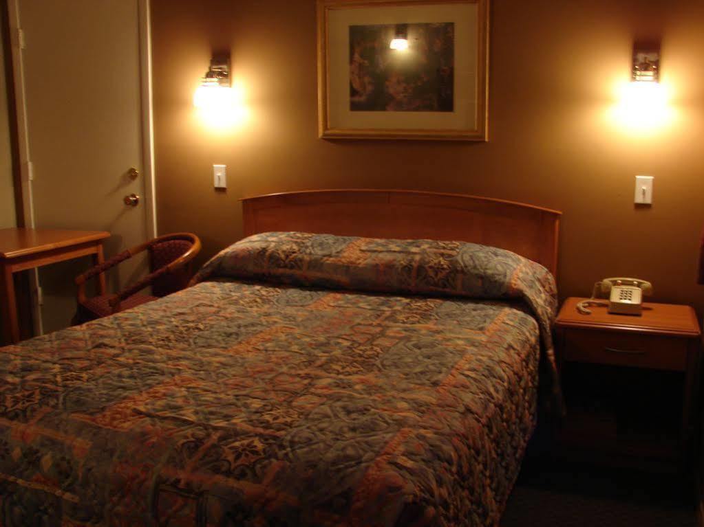 Canadas Best Value Inn Kelowna Exterior photo