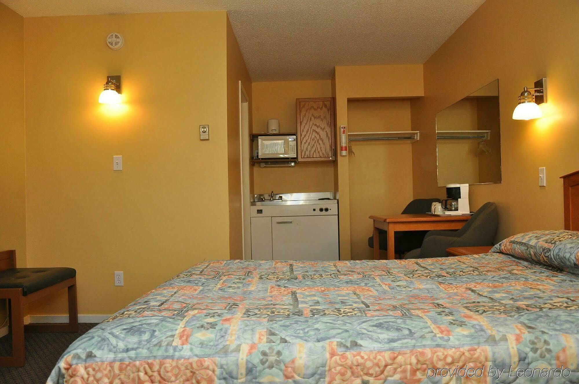 Canadas Best Value Inn Kelowna Exterior photo