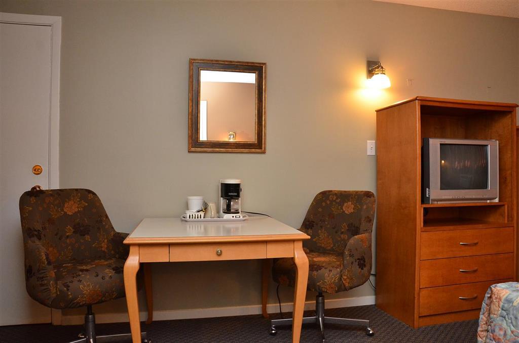 Canadas Best Value Inn Kelowna Room photo